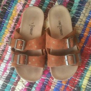 Minnetonka|sandals|girls 13| brown w/gold stars